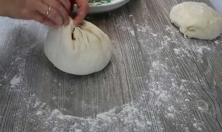 Para hacer khachapuri, coloca el relleno en el medio