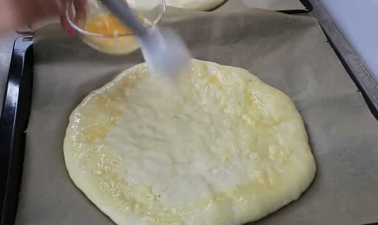 Upang makagawa ng khachapuri, langis ang cake