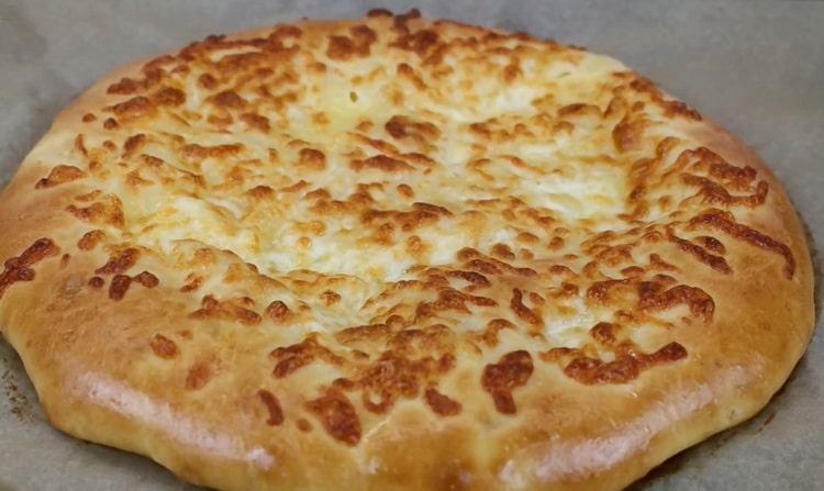 Una receta simple para cocinar khachapuri con queso en el horno.