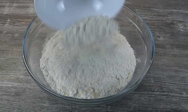 Tamiser la farine pour faire du khachapuri