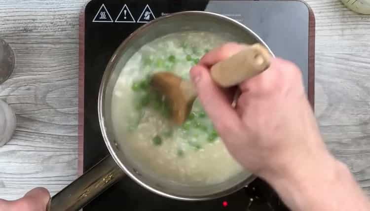 Agregue guisantes verdes para hacer risotto
