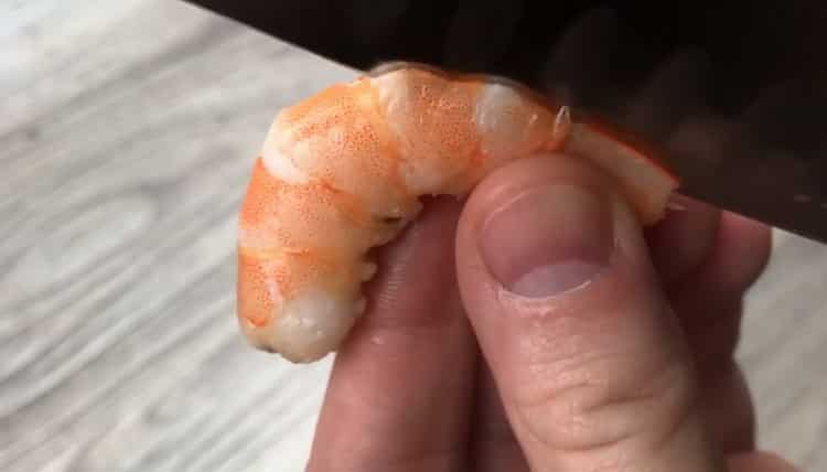 Peel the shrimp to make risotto