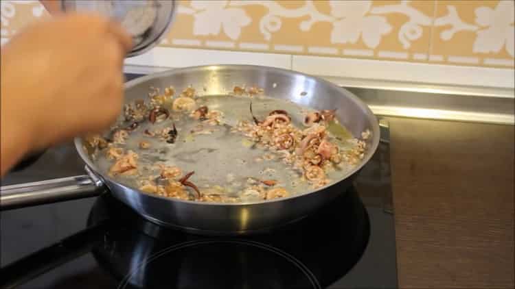 Pour faire cuire du riz avec des calmars, ajoutez le remplissage à la casserole