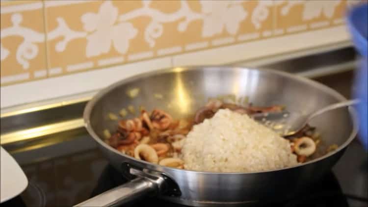 Za rižu s lignjama dodajte rižu