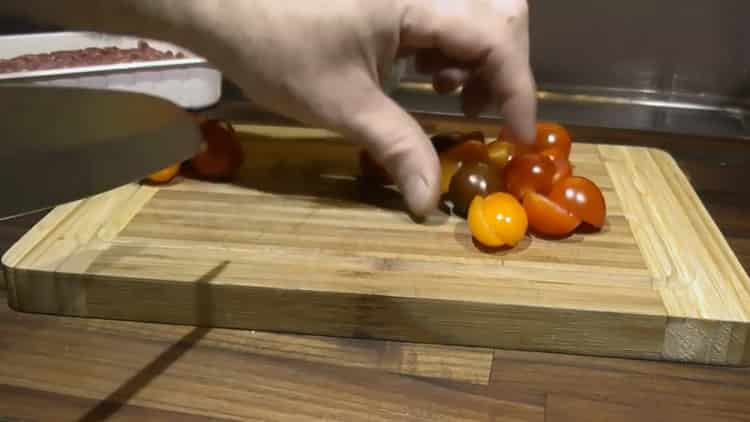Pour cuire du riz avec des haricots, hachez les tomates