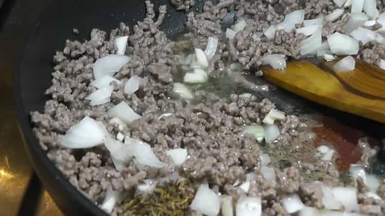 Freír cebollas para cocinar arroz con frijoles