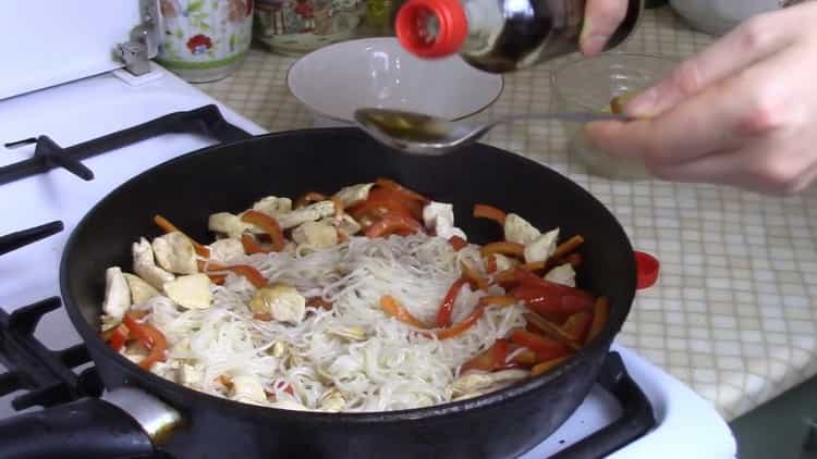 Recette étape par étape de nouilles de riz au poulet et aux légumes avec photo