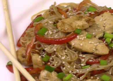 fideos de arroz con pollo y vegetales listos