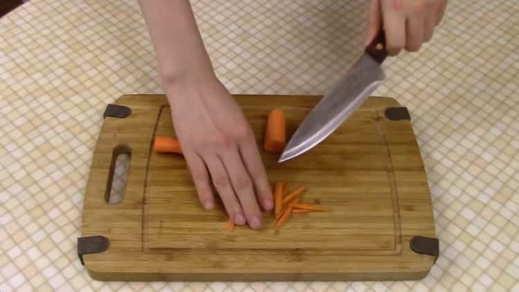 Pour cuire des nouilles de riz hacher les carottes