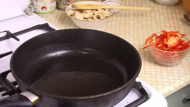 Pour cuire des nouilles de riz, faites chauffer la poêle