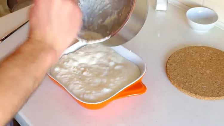 Pour préparer le pudding, mettez les ingrédients dans un moule