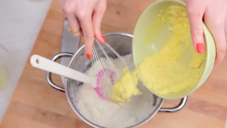 Combine the ingredients to make the pudding