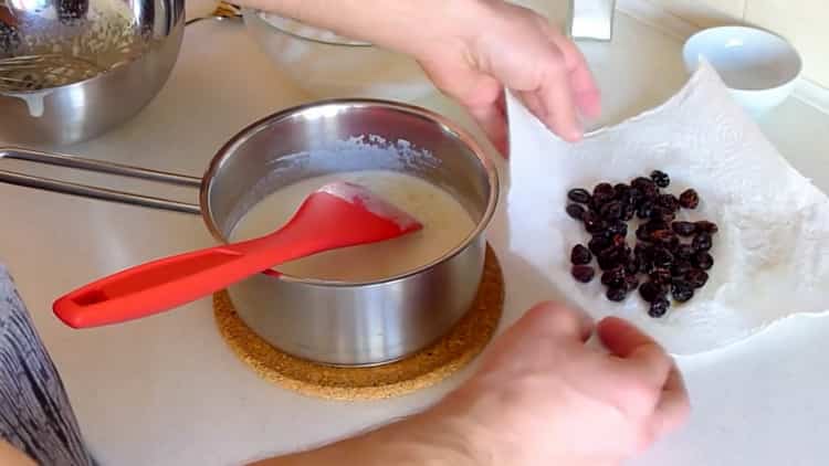 Rincer les raisins secs pour faire un pudding.
