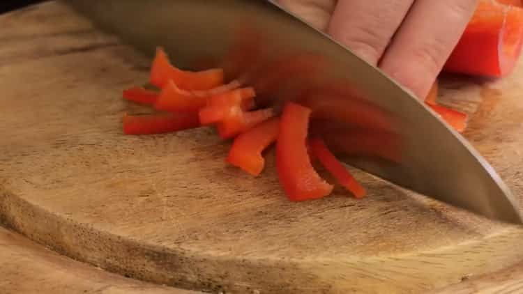 Para cocinar albóndigas de pescado, picar cebollas