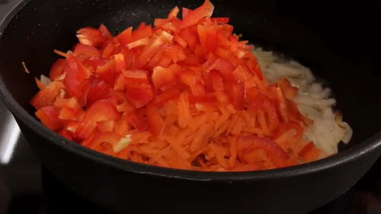 Freír verduras para hacer albóndigas de pescado.