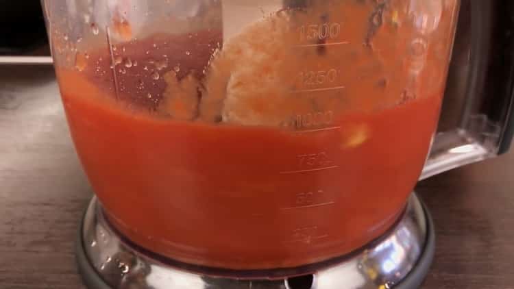 Para preparar albóndigas de pescado, prepare salsa de tomate.