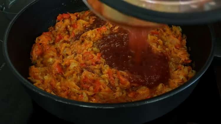 Mélanger les ingrédients pour les boulettes de poisson.