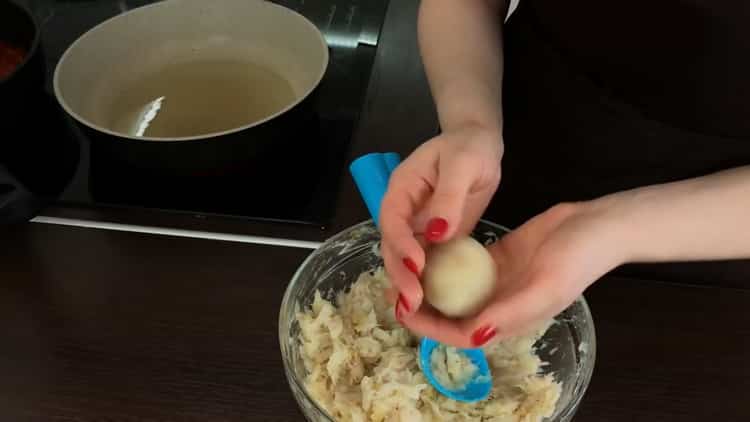 Pour la préparation de boulettes de poisson, formez un produit semi-fini