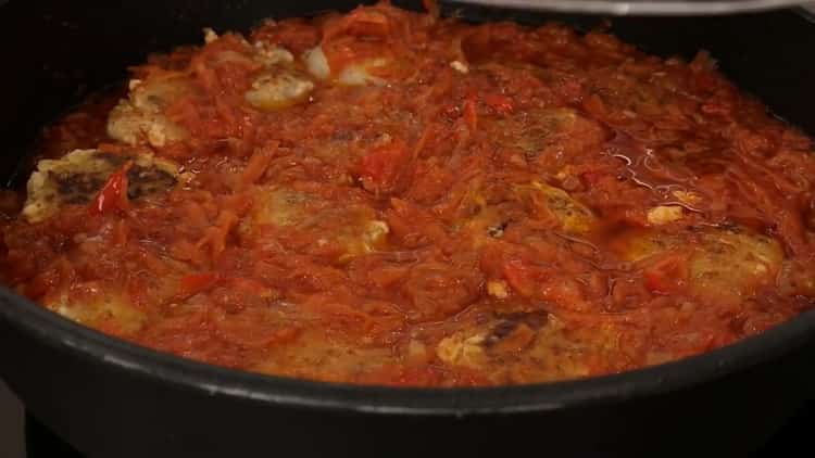 Pour faire des boulettes de poisson, remplir de sauce