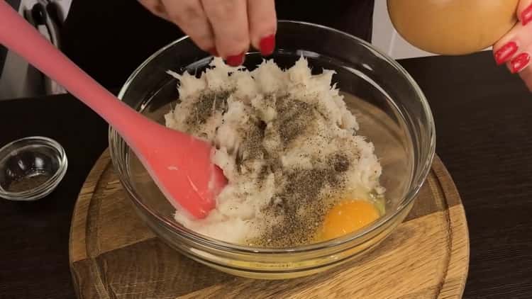 Mélanger les ingrédients pour les boulettes de poisson.