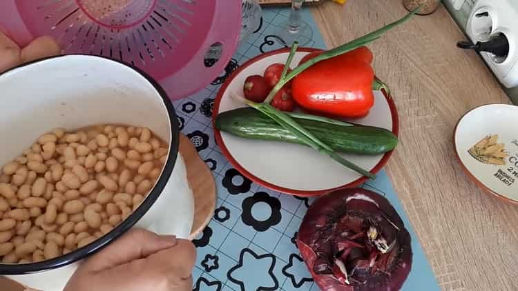 Para cocinar la ensalada, hierve los frijoles.