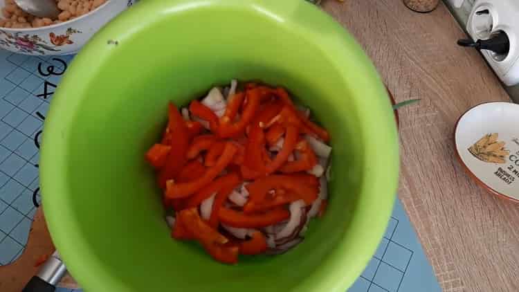 Para preparar una ensalada, prepara los ingredientes.