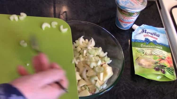 Mezcla los ingredientes para hacer una ensalada.
