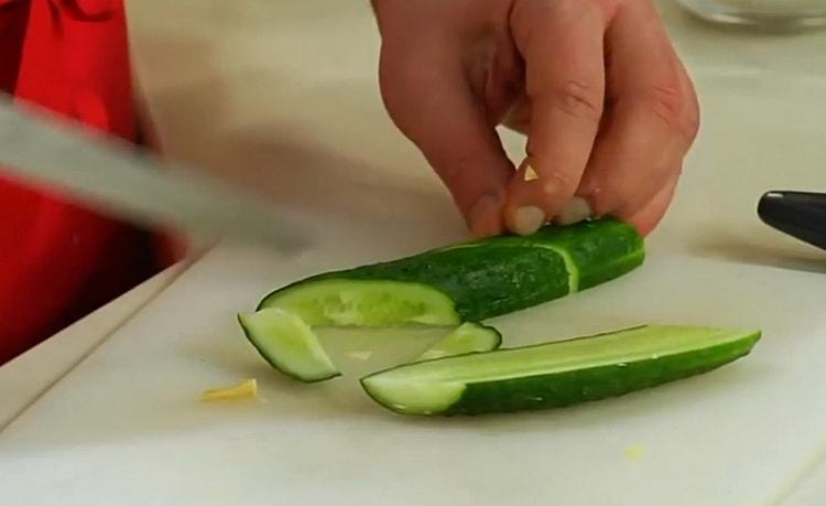 Para hacer una ensalada, picar los pepinos.
