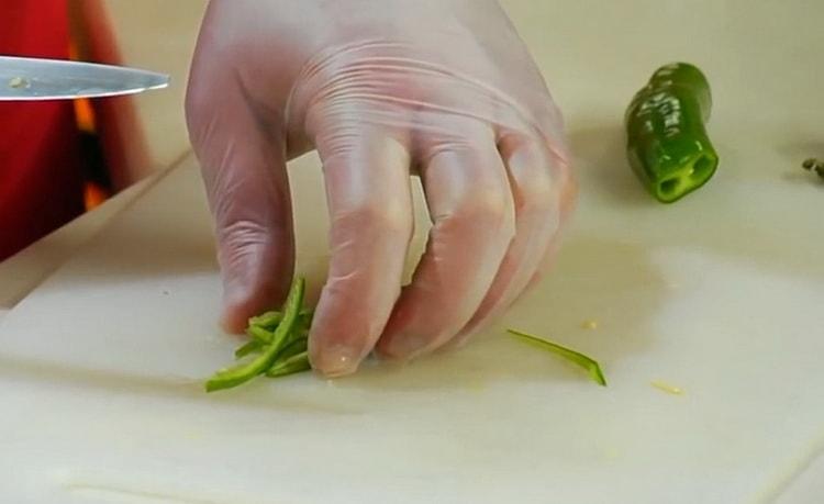 Para hacer la ensalada, picar la pimienta.