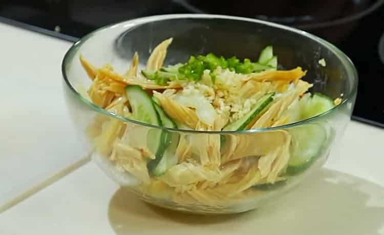 Paghaluin ang mga sangkap upang makagawa ng isang salad.