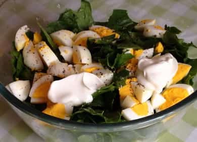 Délicieuse salade d'épinards frais sans mayonnaise
