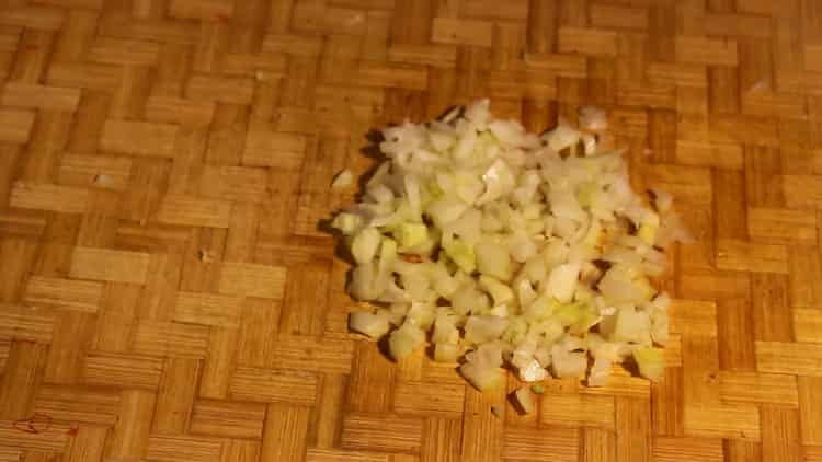 Para hacer una ensalada, picar cebolla