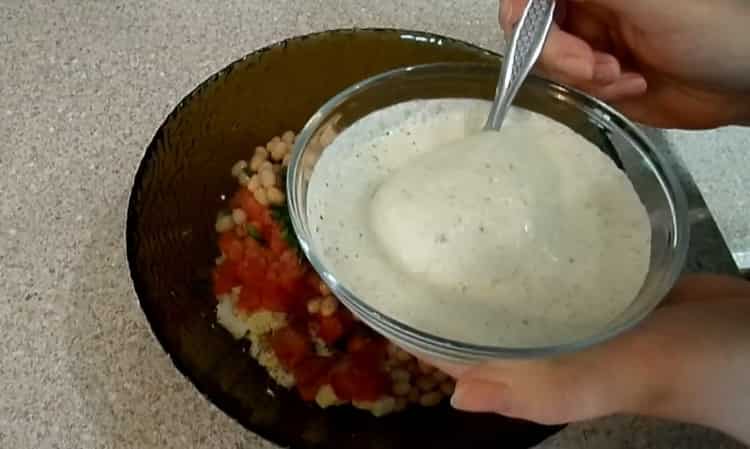 Para preparar la ensalada, rellena los ingredientes con aderezo.