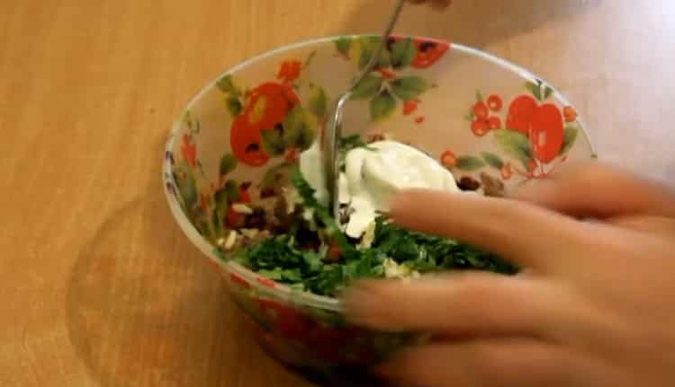 Mélangez les ingrédients pour faire une salade.