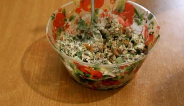 Ajouter du poivre pour faire une salade