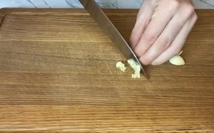 Chop the garlic for cooking