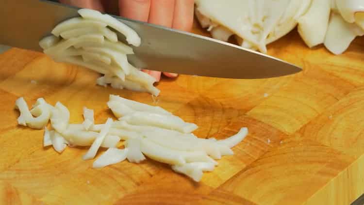 Para la ensalada, picar los calamares