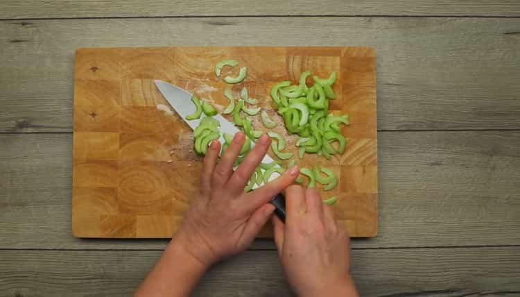 Pour faire une salade, coupez un concombre