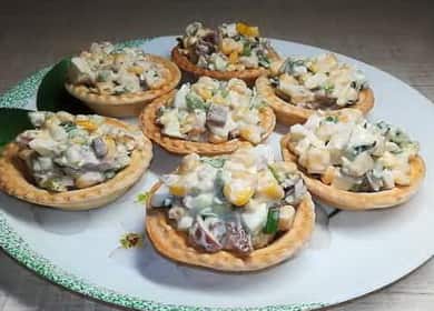 A simple salad with canned squid in tartlets 🦑