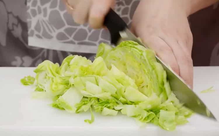 Para hacer una ensalada, picar la ensalada