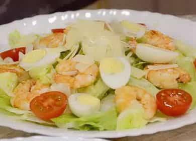 Delicious Caesar salad with king prawns 🍤