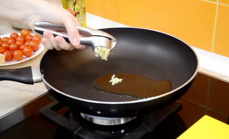 Para preparar la ensalada, prepara el aceite de ajo.