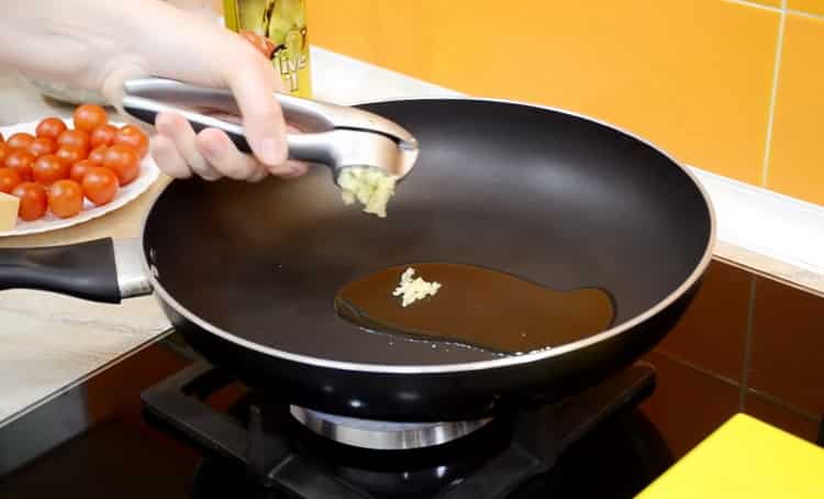 Pour préparer la salade, préparez l'huile à l'ail