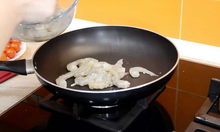 Frire les crevettes pour faire une salade