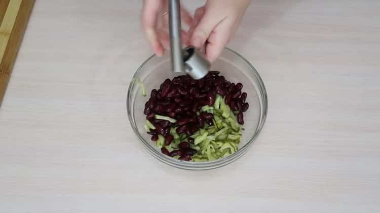 Mezclar los ingredientes para hacer una ensalada.