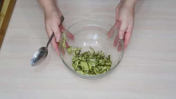 Para hacer una ensalada, picar los pepinos.