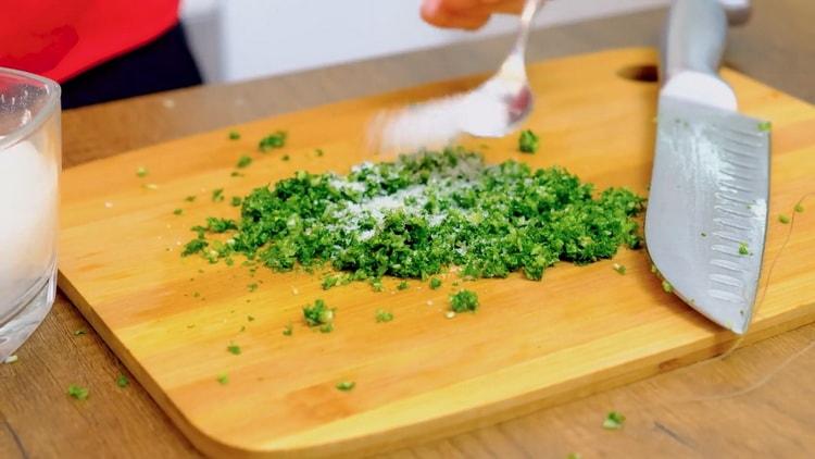 Pomiješajte sastojke da napravite salatu.