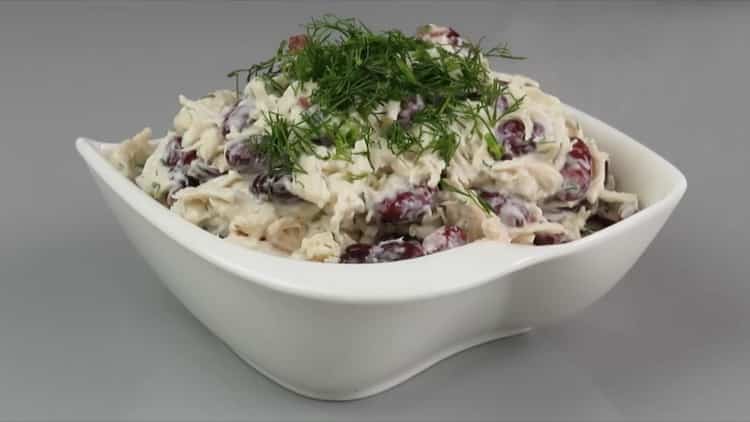 salade avec poitrine de poulet et haricots est prête