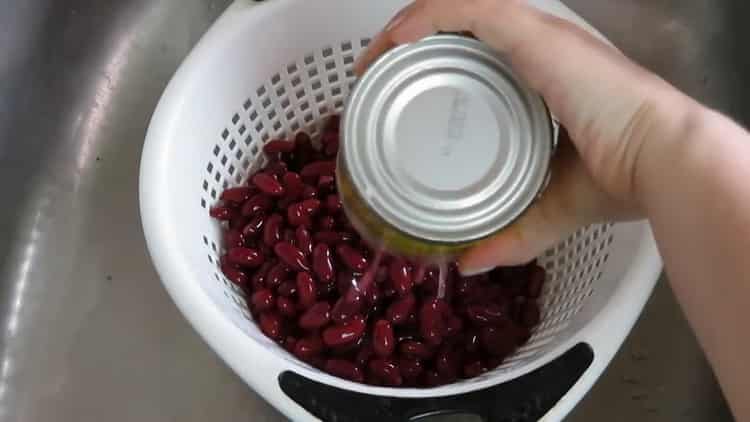 Pour préparer la salade, préparez les haricots