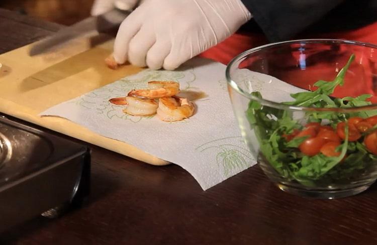 Préparer les crevettes pour la salade